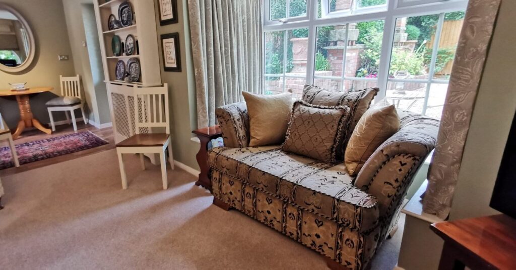 Lounge bay with love seat and view to the garden